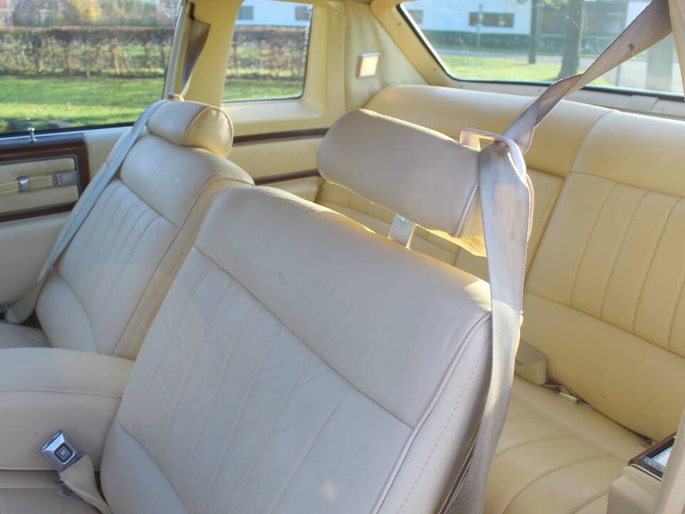 Image 13/56 of Cadillac Coupe DeVille (1977)