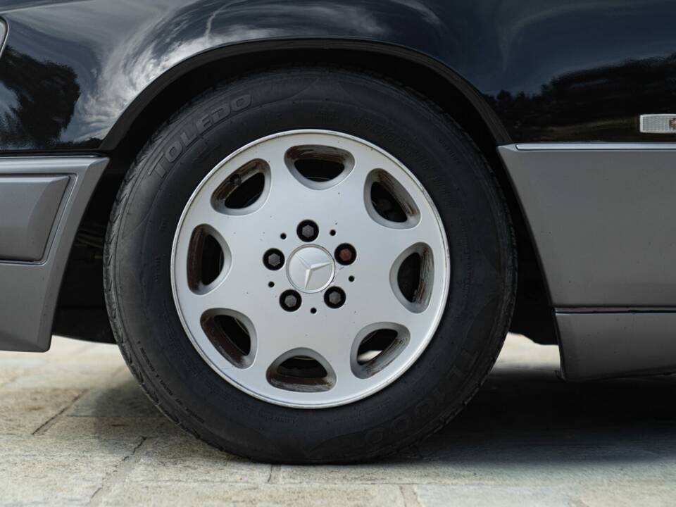 Immagine 18/48 di Mercedes-Benz 200 CE (1990)