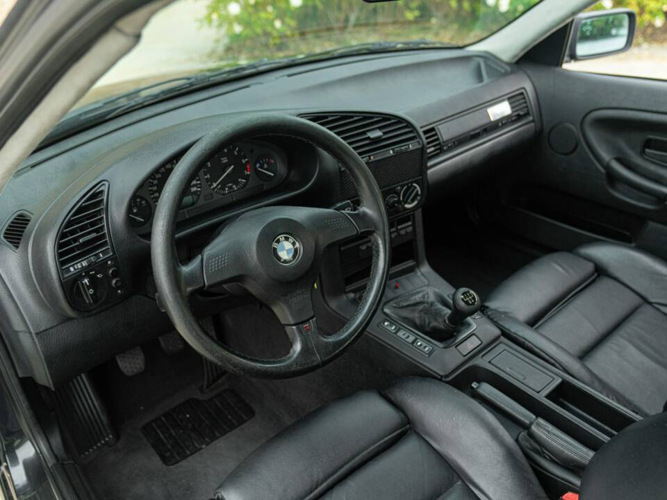 Image 28/50 of BMW 318 (1994)