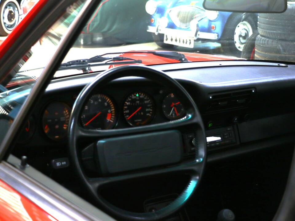 Image 21/47 of Porsche 911 Carrera 3.2 (1989)