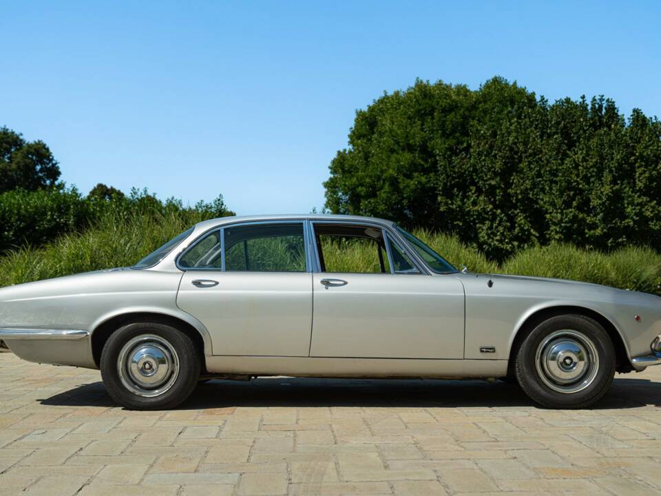 Image 13/50 of Jaguar XJ 6 4.2 (1970)