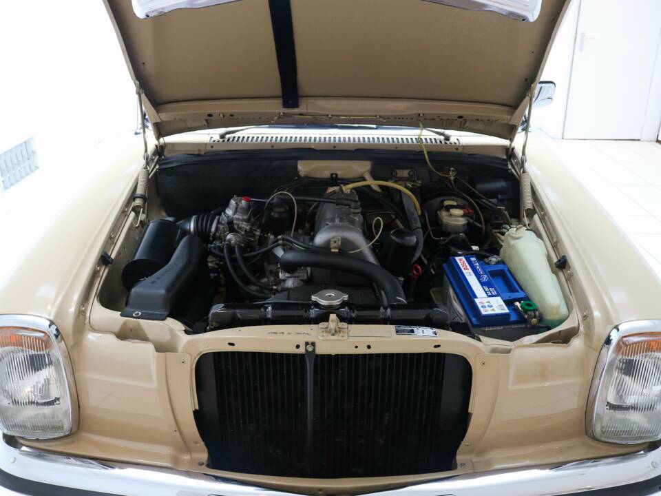 Imagen 11/12 de Mercedes-Benz 200 (1974)
