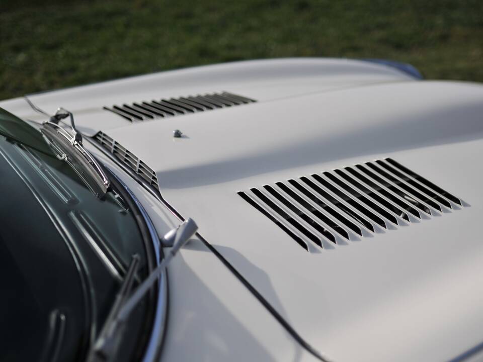 Image 9/39 of Jaguar E-Type V12 (1972)