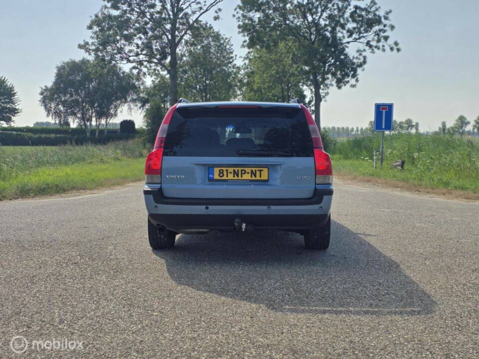 Image 8/40 of Volvo V 70 2.5T (2004)