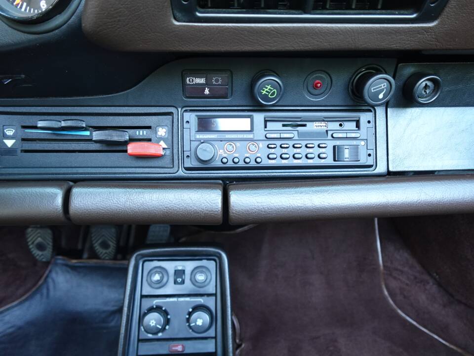 Image 24/40 of Porsche 911 Carrera 3.2 (1986)