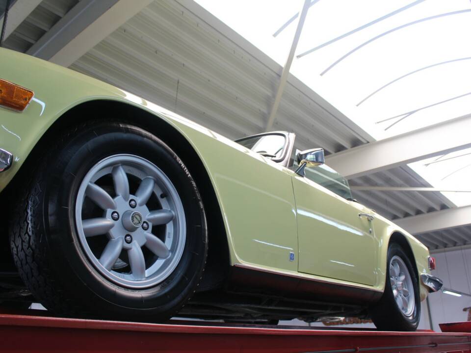 Image 12/50 of Triumph TR 6 (1971)
