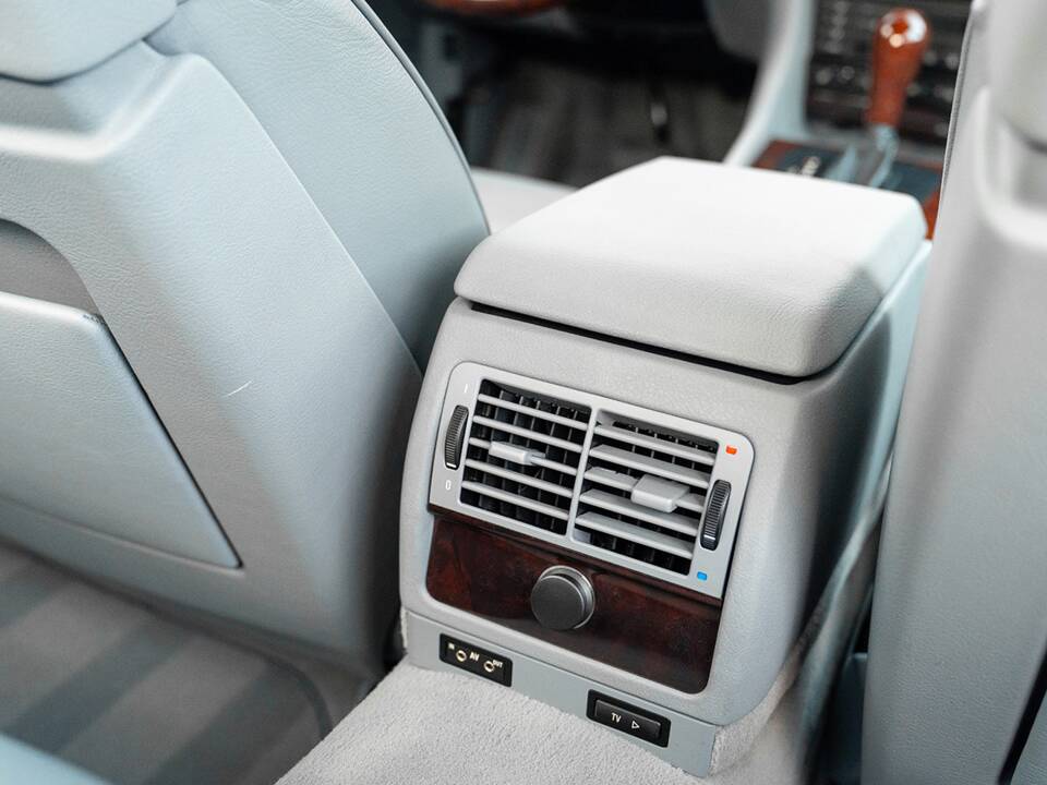 Image 37/55 of BMW 740i (1997)