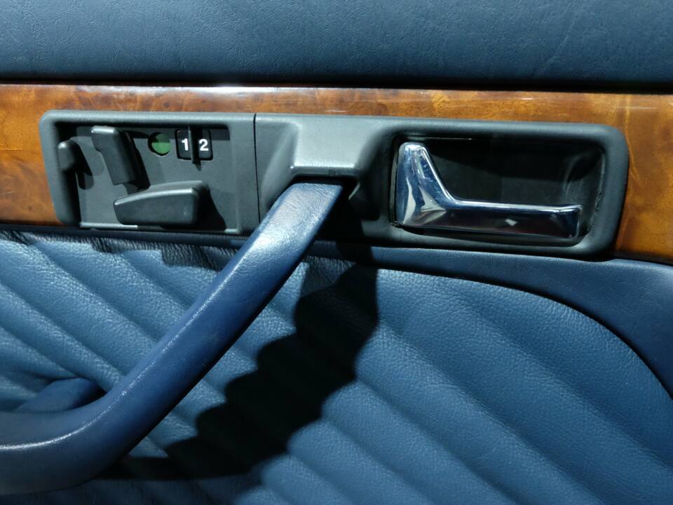 Afbeelding 12/32 van Mercedes-Benz 560 SEL (1990)