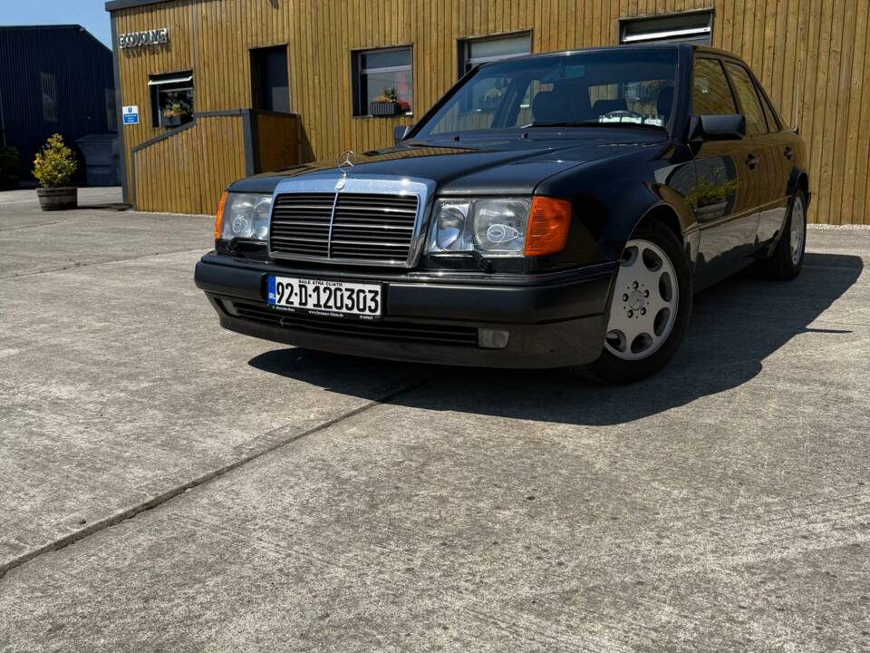 Image 14/23 of Mercedes-Benz 500 E (1992)