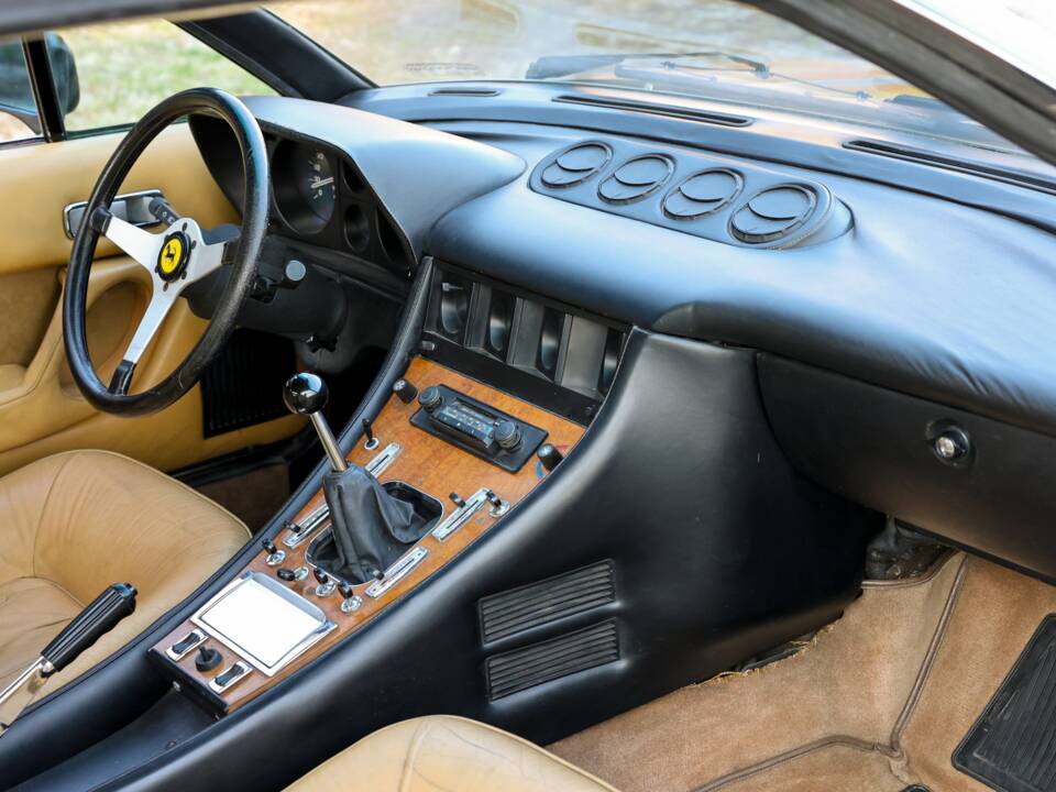 Image 18/32 of Ferrari 400 GT (1977)