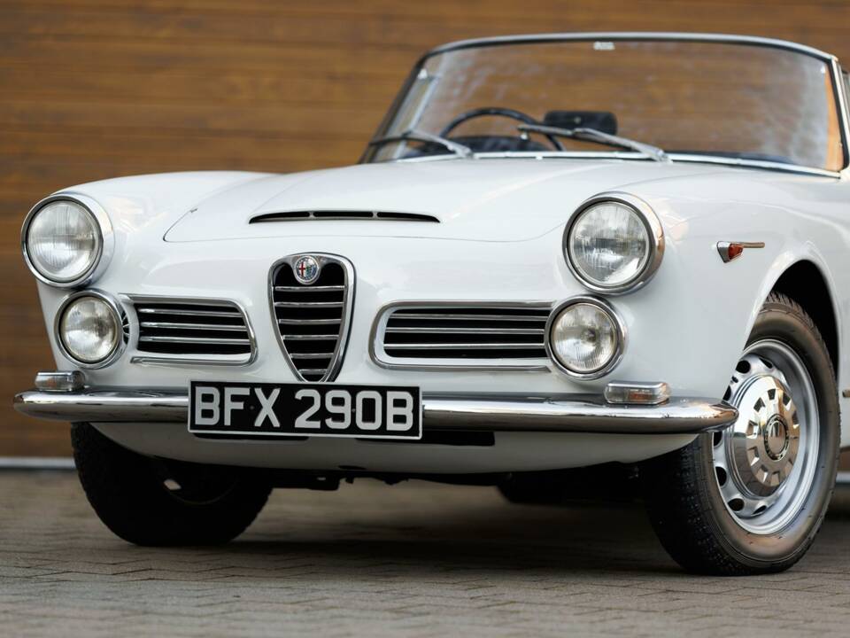 Image 2/50 of Alfa Romeo 2600 Spider (1964)