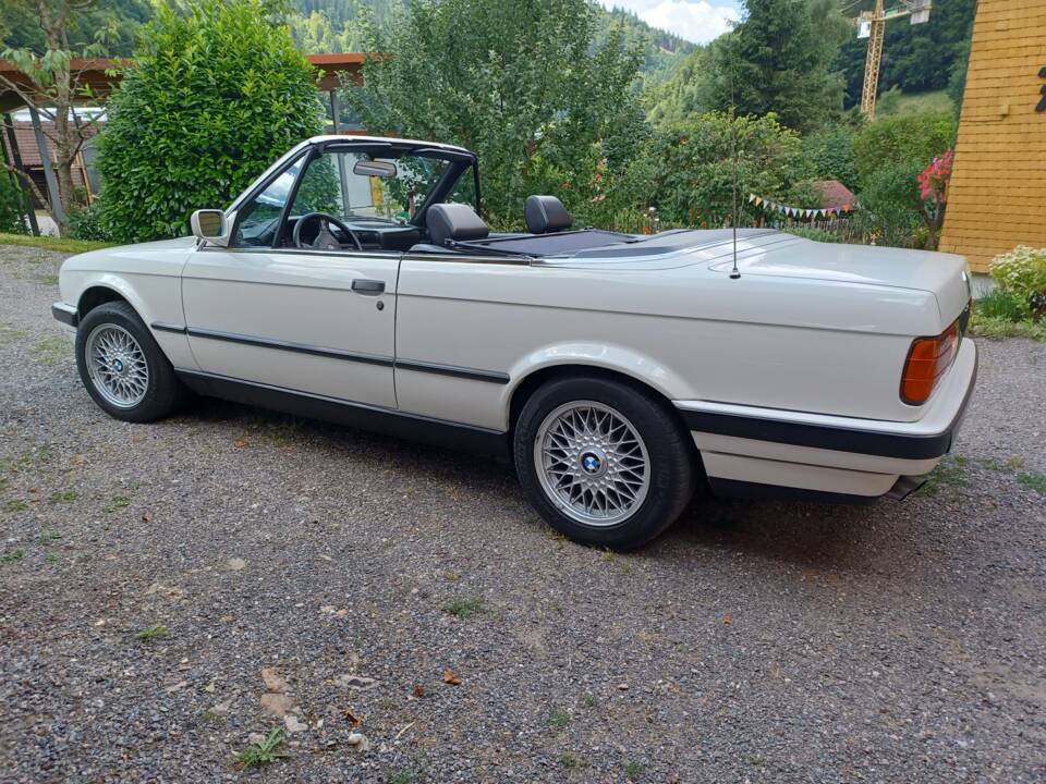 Image 45/55 of BMW 320i (1991)