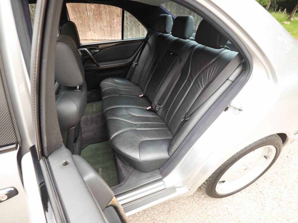 Image 17/98 de Mercedes-Benz E 50 AMG (1996)