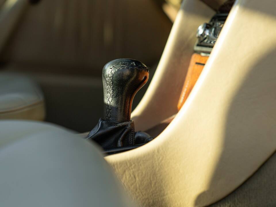 Bild 36/50 von Mercedes-Benz 200 CE (1992)