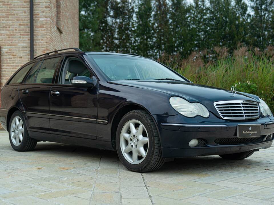 Immagine 2/50 di Mercedes-Benz C 320 T (2001)