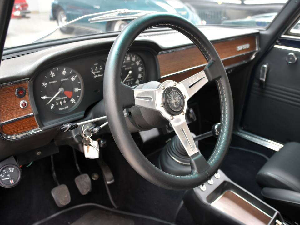 Image 22/28 of Alfa Romeo Giulia Super 1.3 (1973)