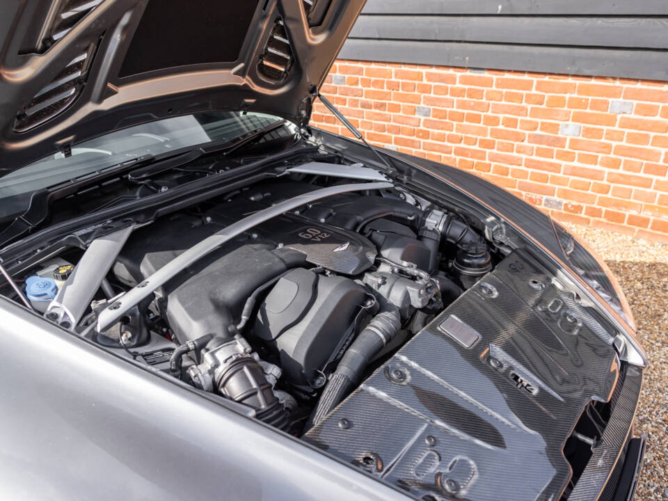 Image 5/71 of Aston Martin V12 Vantage S (2015)