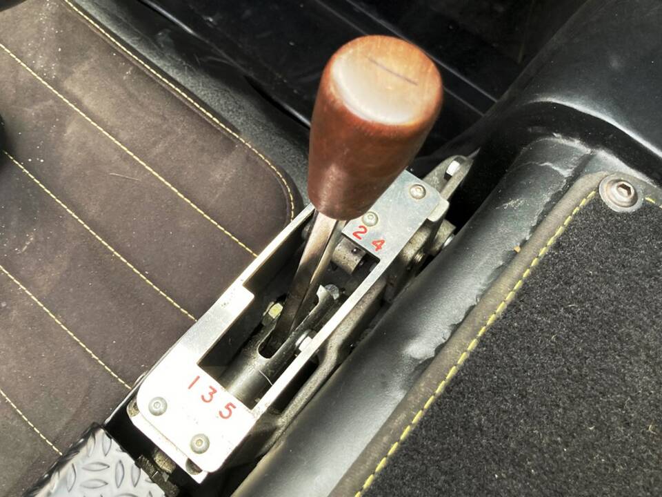 Image 21/31 of Ford GT40 (1965)