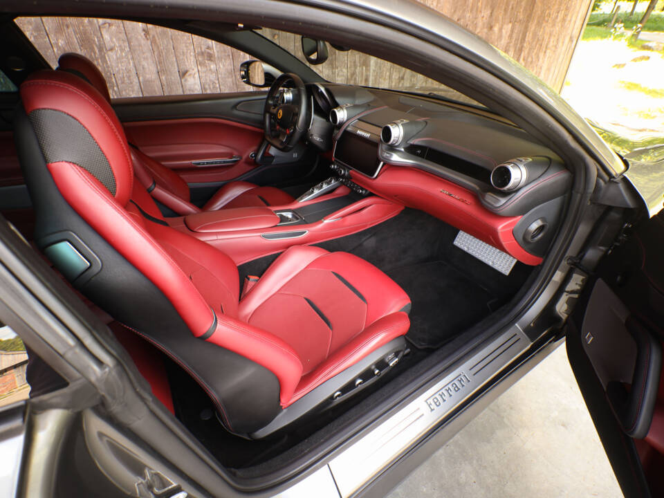 Immagine 21/61 di Ferrari GTC4Lusso (2017)