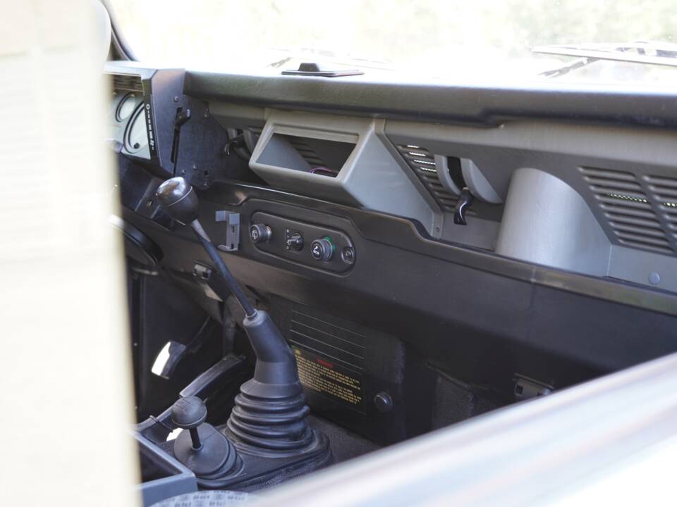 Image 16/64 of Land Rover Defender 90 Td5 (1999)