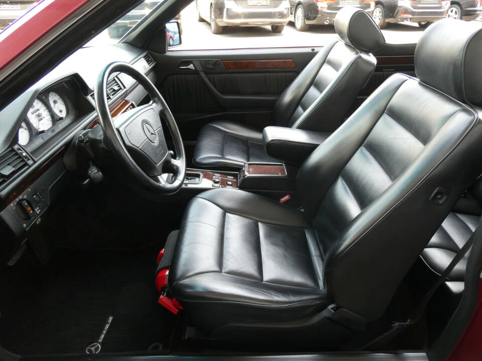 Image 10/25 of Mercedes-Benz 300 CE-24 3.4 AMG (1994)