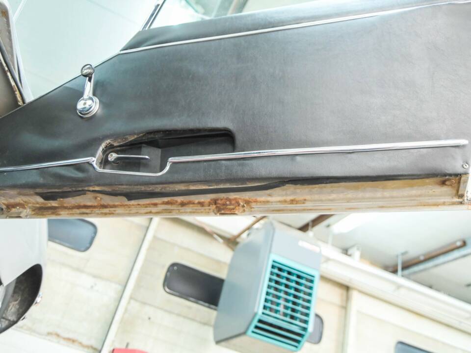 Image 42/47 de Jaguar E-Type (1969)