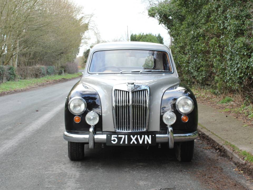 Image 2/16 of MG Magnette ZB (1958)