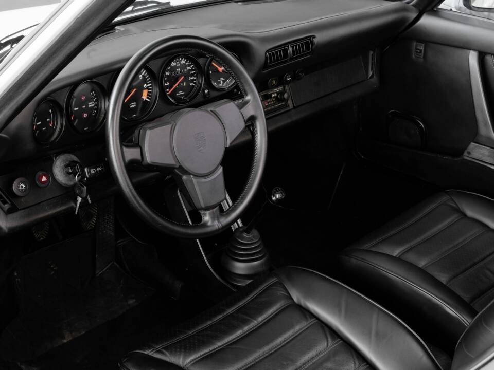 Image 18/46 de Porsche 911 Carrera 3.2 (1984)