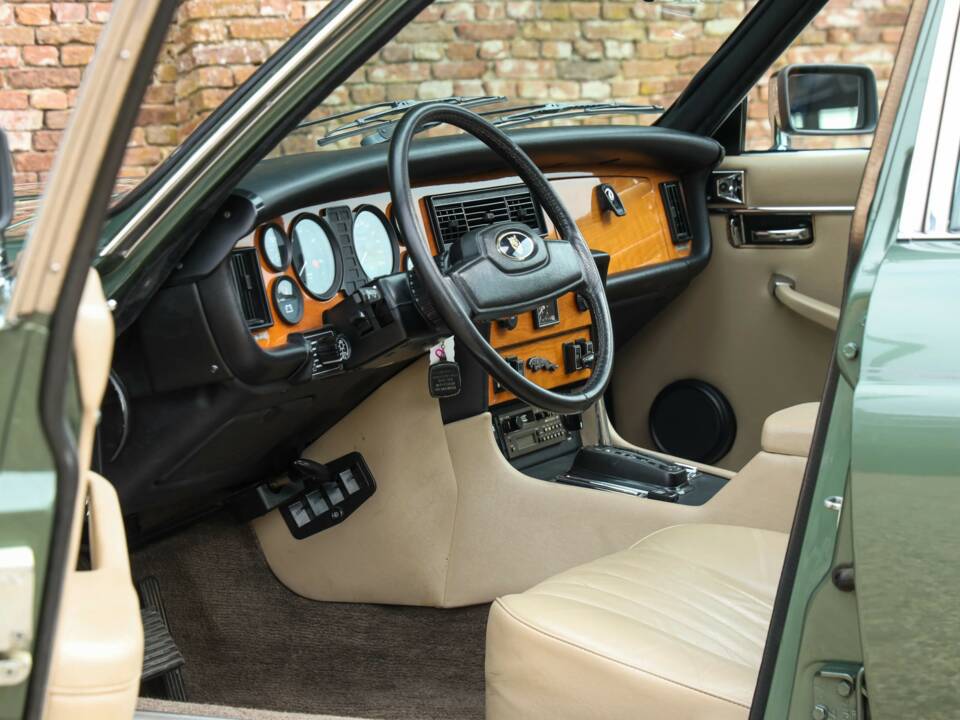 Image 13/50 of Jaguar XJ 6 4.2 (1985)