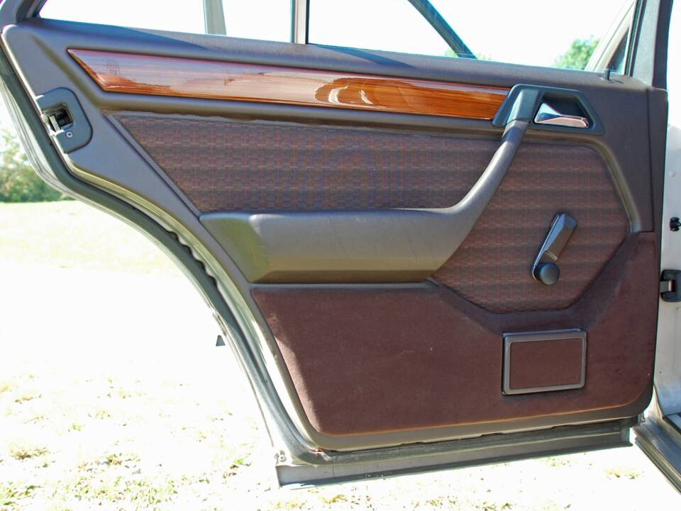 Image 17/34 of Mercedes-Benz 230 E (1992)