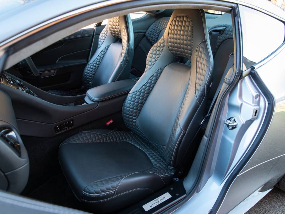 Image 18/80 of Aston Martin Vanquish (2013)
