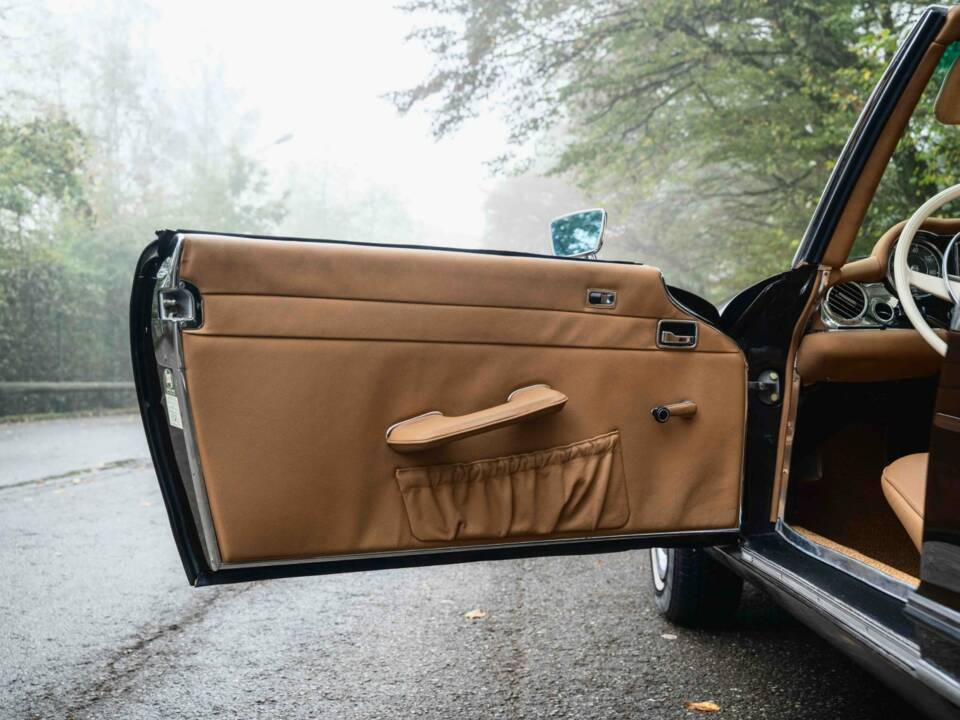 Image 16/28 of Mercedes-Benz 280 SL (1971)