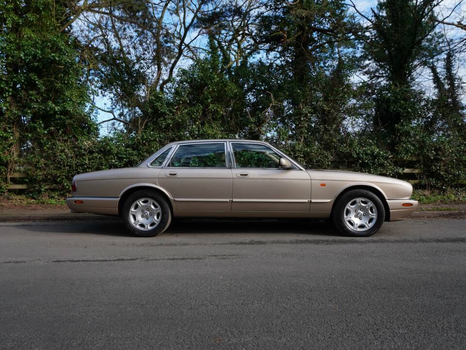 Image 7/19 of Jaguar XJ 8 Sovereign (1999)