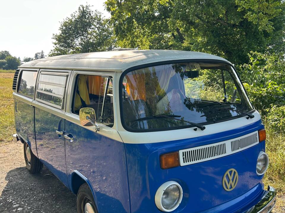 Image 2/20 of Volkswagen T2b Kombi (1974)