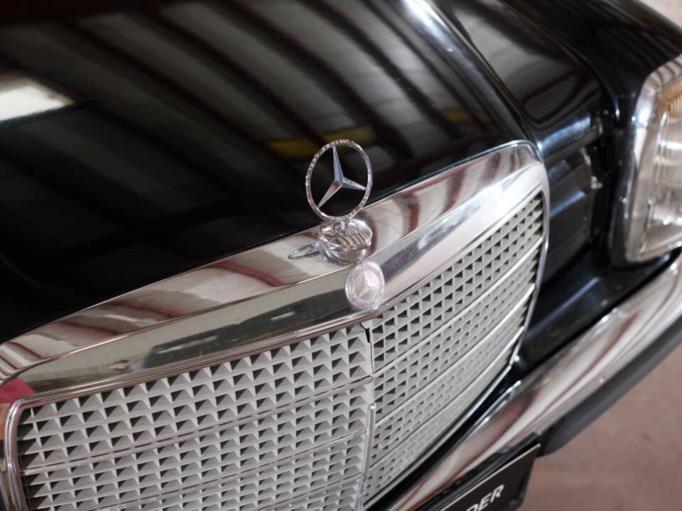 Image 22/64 of Mercedes-Benz 230/6 LWB (1976)