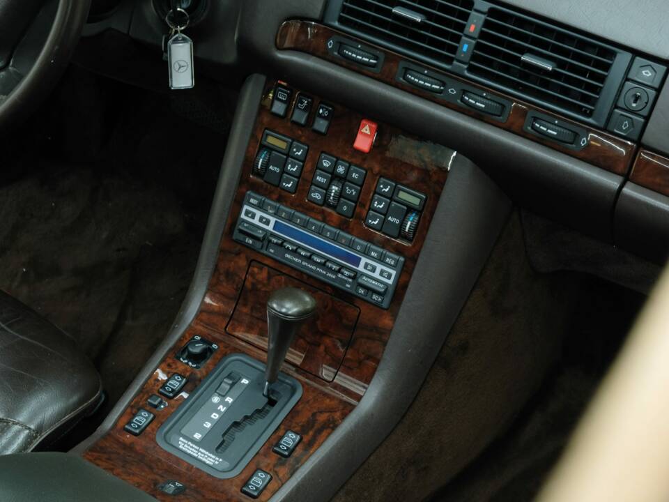 Bild 29/50 von Mercedes-Benz 300 SE (1992)