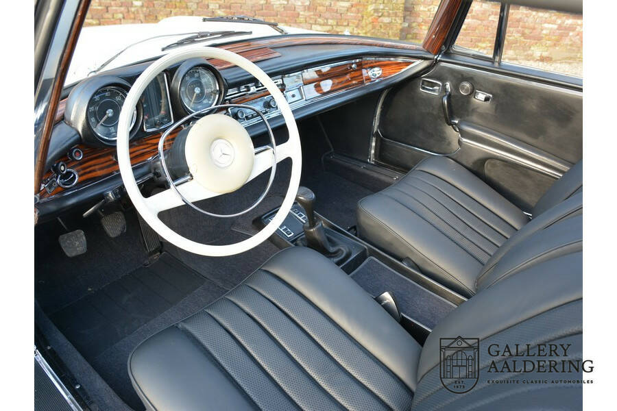 Image 13/50 de Mercedes-Benz 280 SE 3,5 (1971)