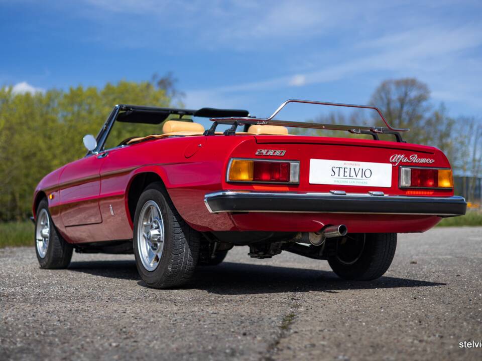 Afbeelding 12/42 van Alfa Romeo 2000 Spider Veloce (1980)