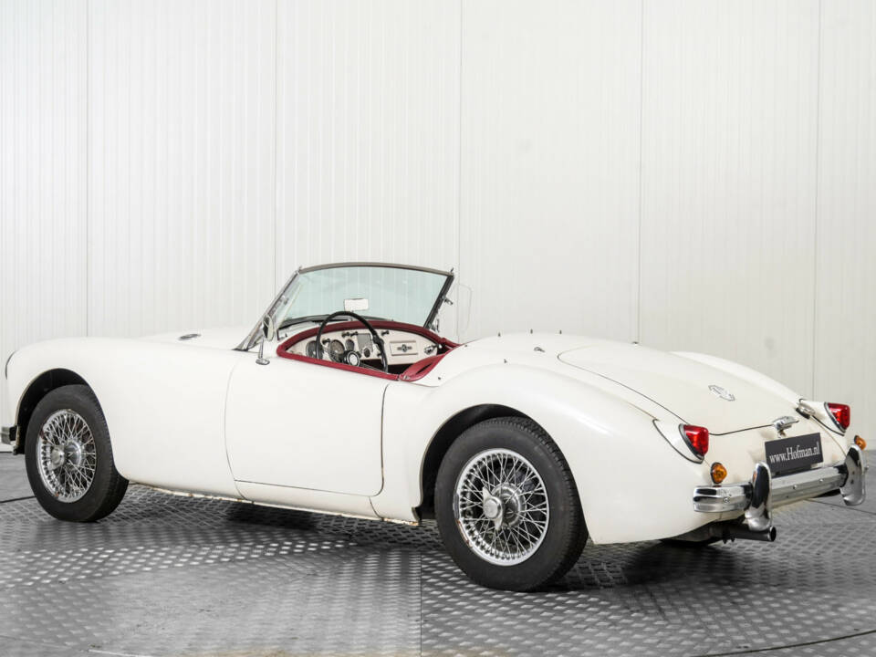 Image 6/50 of MG MGA 1500 (1957)
