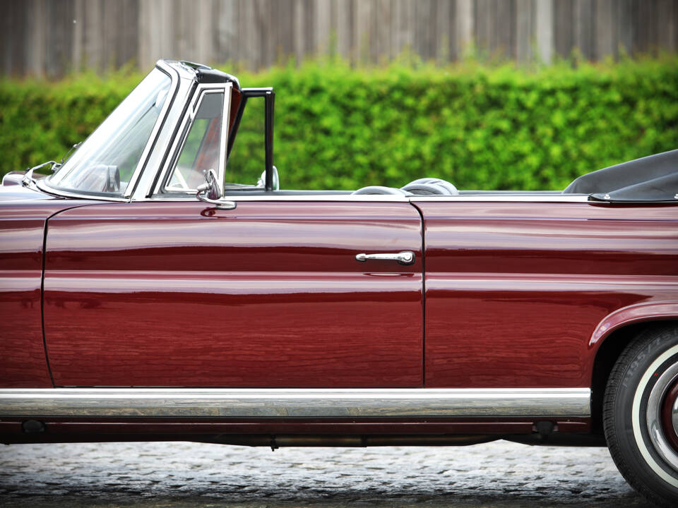 Image 24/71 of Mercedes-Benz 220 SE b (1961)