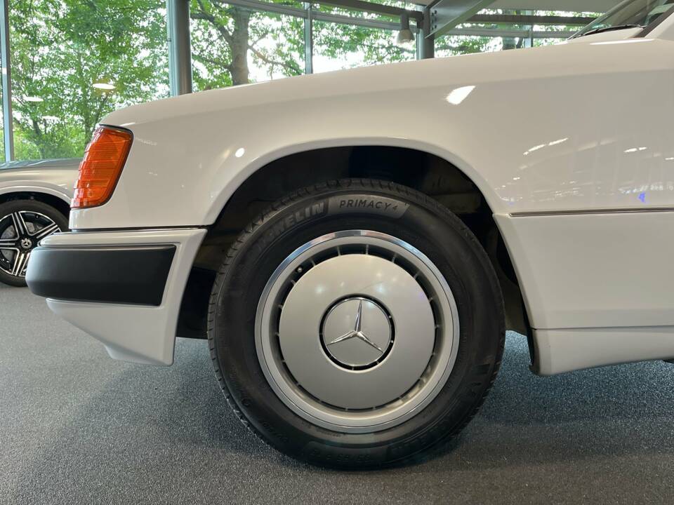 Imagen 13/22 de Mercedes-Benz 220 TE (1993)
