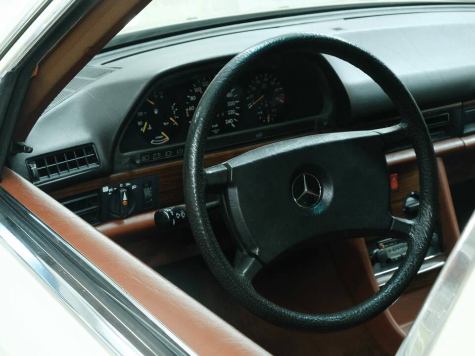 Bild 21/50 von Mercedes-Benz 380 SE (1980)