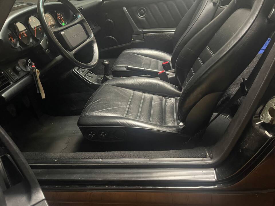 Image 13/18 of Porsche 911 Carrera 2 (1990)