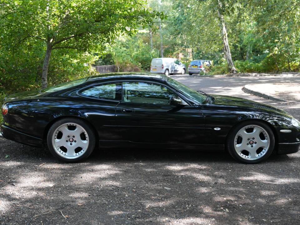 Image 30/50 of Jaguar XKR (1998)