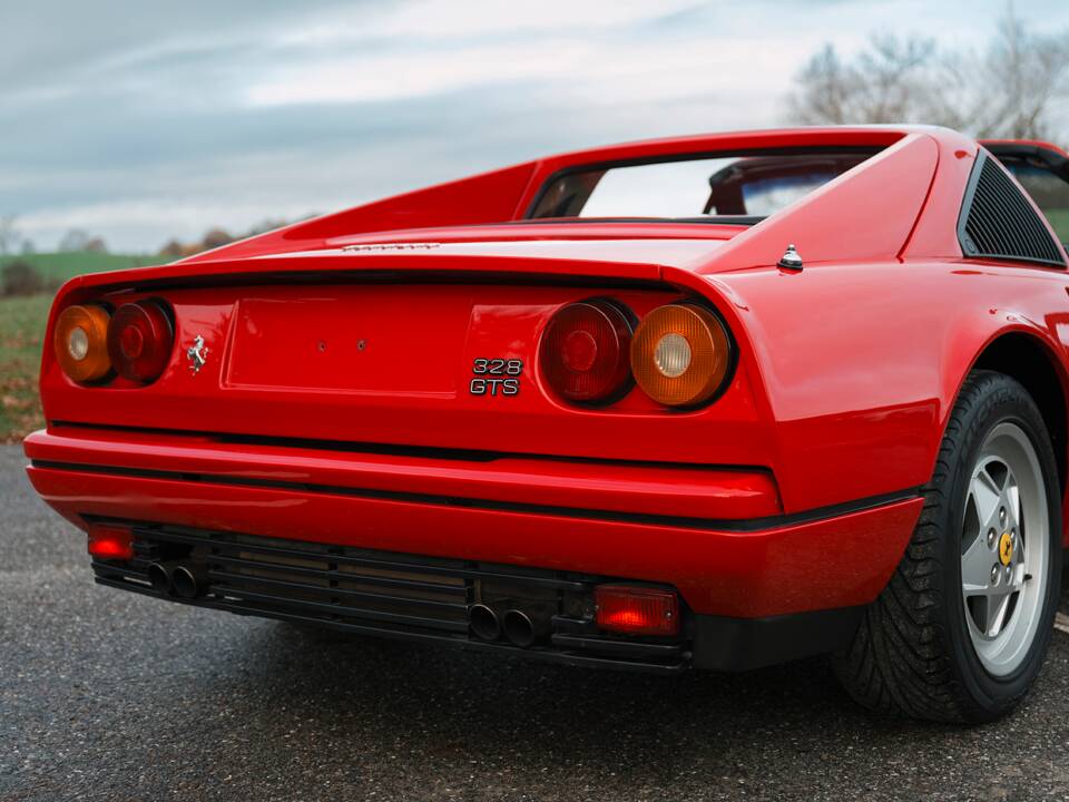 Afbeelding 37/41 van Ferrari 328 GTS (1989)