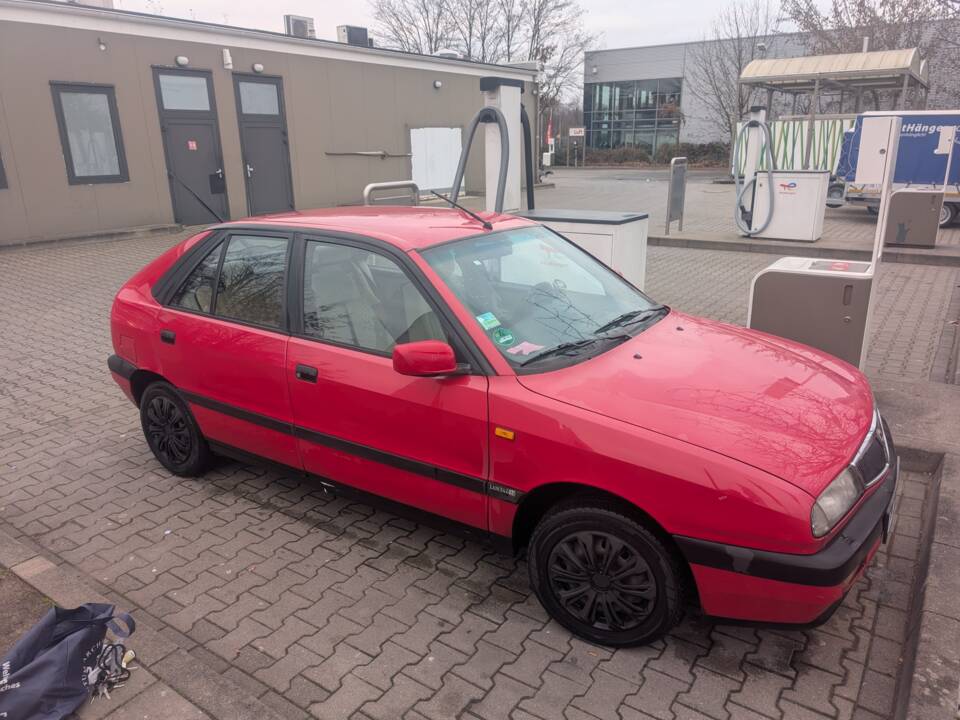Bild 21/23 von Lancia Delta 1.6 HF (1990)