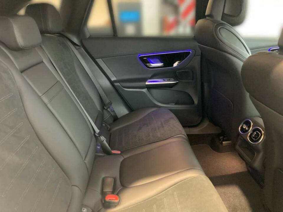 Image 8/10 of Mercedes-Benz GLC 300 4MATIC (2023)