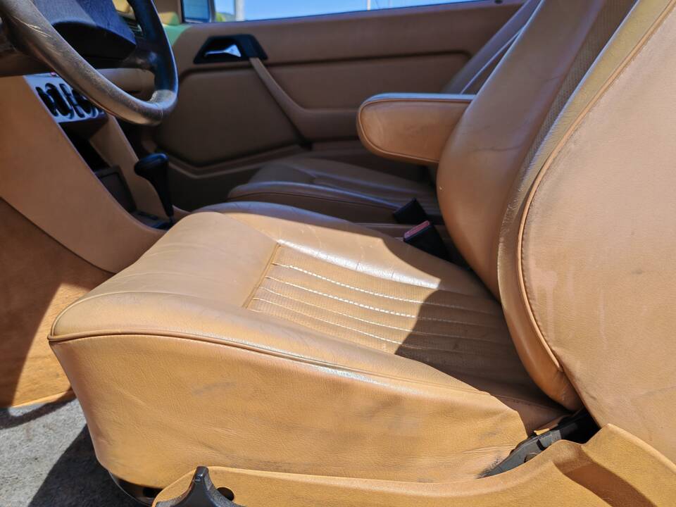 Image 26/42 of Mercedes-Benz 300 CE (1988)