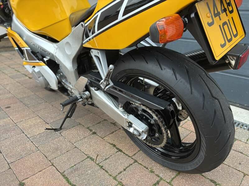 Image 14/21 of Yamaha FZR 400 (1992)