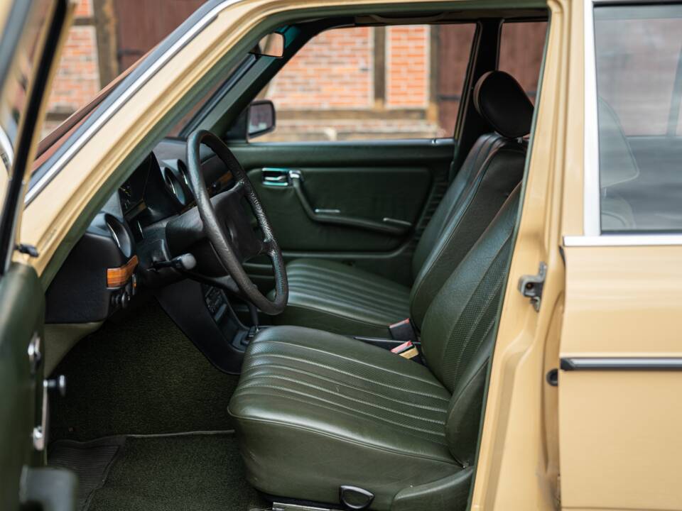 Image 19/53 de Mercedes-Benz 200 T (1982)